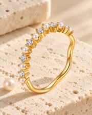 Bague Perle Éclat dorée sur travertin
