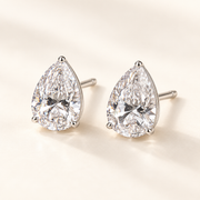 Paire de boucles Goutte Divine en moissanite, finition argentée, sur fond ivoire
