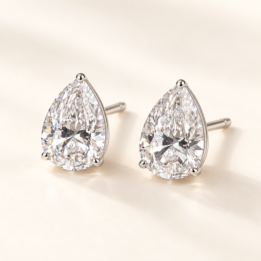 Paire de boucles Goutte Divine en moissanite, finition argentée, sur fond ivoire