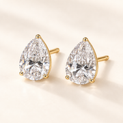 Paire de boucles Goutte Divine en moissanite, finition dorée, sur fond ivoire