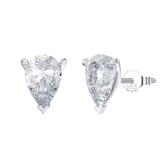 Paire de boucles Goutte Divine en moissanite, finition dorée, sur fond ivoire