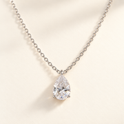 Collier Goutte Divine en moissanite avec chaîne argentée, sur fond ivoire