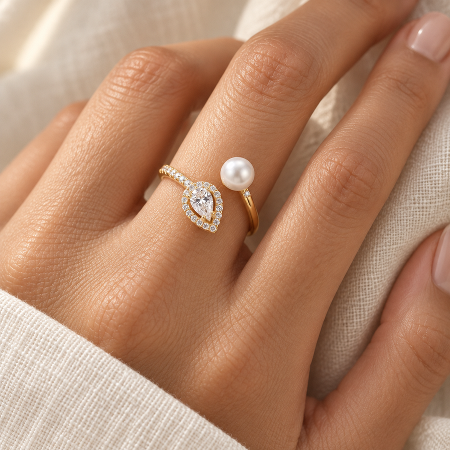 Bague Duo Perle dorée portée à la main
