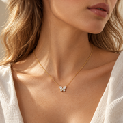 Collier Papillon Envol doré porté au décolleté